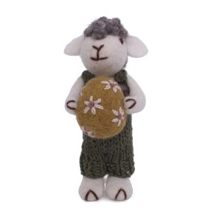 Gry & Sif Schaf Boy mit grünen Hosen und einem...